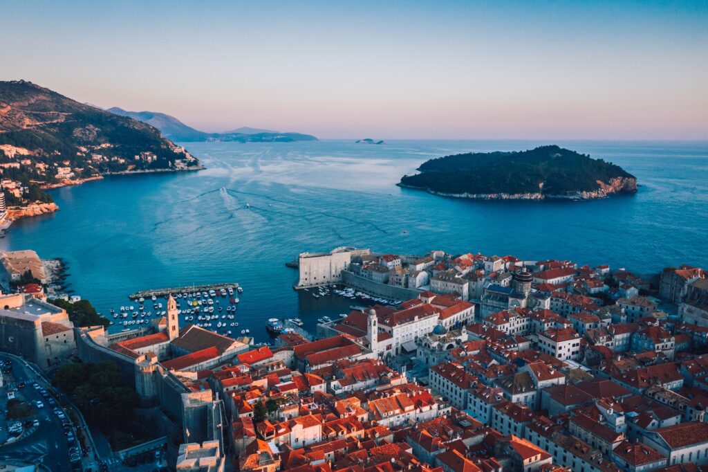 Chorwacja — ulubiony kierunek wakacyjny Polaków. Jak zmieniły się ceny po wprowadzeniu euro?