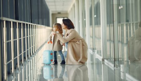 Jeśli dziecko ma wyjechać bez rodziców za granicę, musi otrzymać ich zgodę. W przeciwnym razie jest to niedopuszczalne