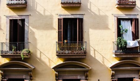 Przeciekający balkon lub taras, zalane ściany? Właściciel mieszkania często nie musi sam pokrywać wszystkich kosztów