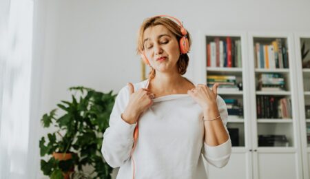 Słuchanie głośnej muzyki może mieć poważne konsekwencje. Łącznie z koniecznością zapłaty odszkodowania lub zadośćuczynienia