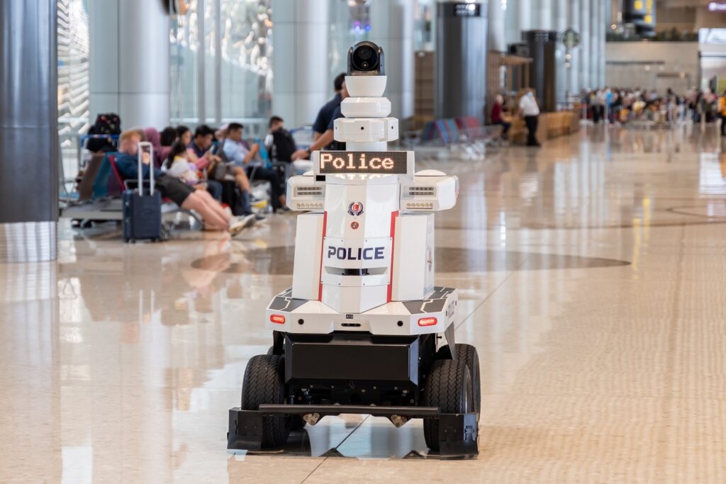 RoboCop w realu. Policyjne roboty zaczęły patrolować międzynarodowe lotnisko
