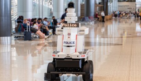 RoboCop w realu. Policyjne roboty zaczęły patrolować międzynarodowe lotnisko