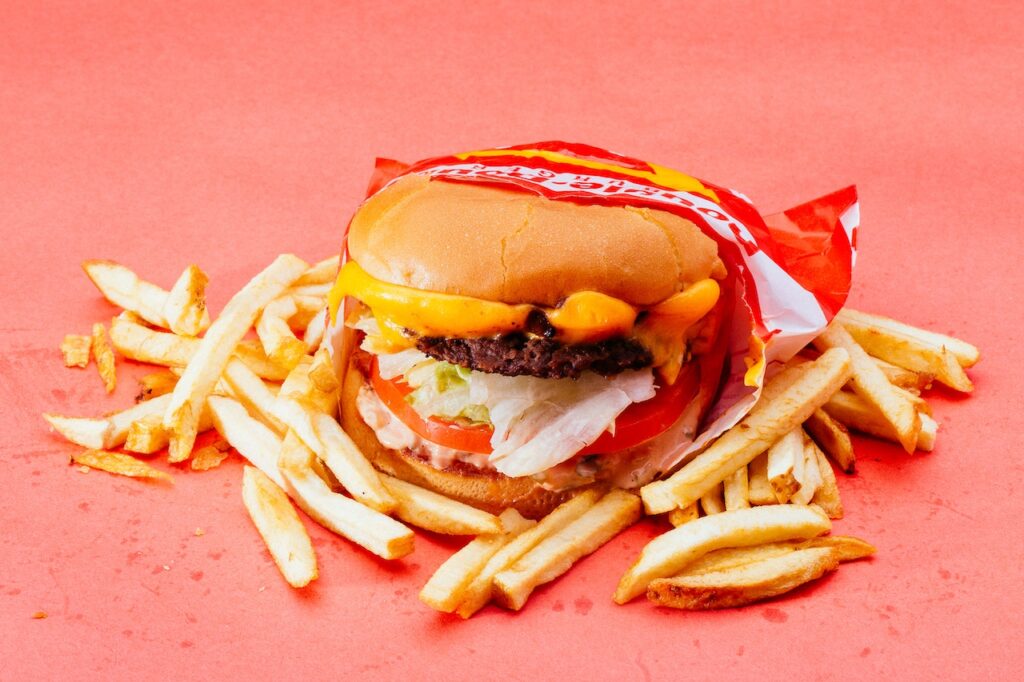 Grubsi i… głupsi? Pożeracze fast-foodów mają kolejny argument za przejściem na zdrowszą dietę. Wykazali to naukowcy