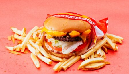 Grubsi i… głupsi? Pożeracze fast-foodów mają kolejny argument za przejściem na zdrowszą dietę. Wykazali to naukowcy