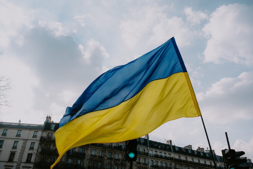 Ukraińskie flagi w Polsce to trochę wyraz solidarności. Ale to głównie nasz sposób na mówienie ruskim, że mogą sobie wsadzić putina w miedwiediewa