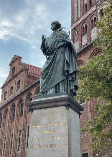Zwiedzamy Toruń: pomnik Mikołaja Kopernika