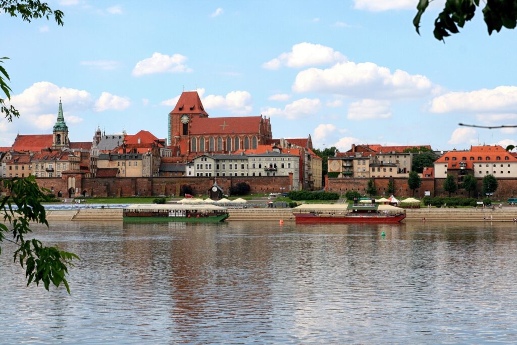 Toruń kojarzy się przede wszystkim z Kopernikiem i piernikami, ale to jedno z najpiękniejszych polskich miast na wakacyjny wypad