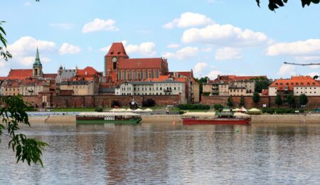 Toruń kojarzy się przede wszystkim z Kopernikiem i piernikami, ale to jedno z najpiękniejszych polskich miast na wakacyjny wypad