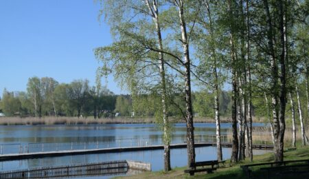 Przepis zakazujący grodzenia dostępu do jezior jest w Polsce niemalże martwy. Aktywiści z Mazur chcą to zmienić