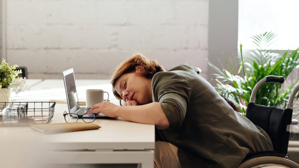 Zmęczony pracownik to drogi pracownik. Skutki ekonomiczne zbyt małej ilości snu są gigantyczne