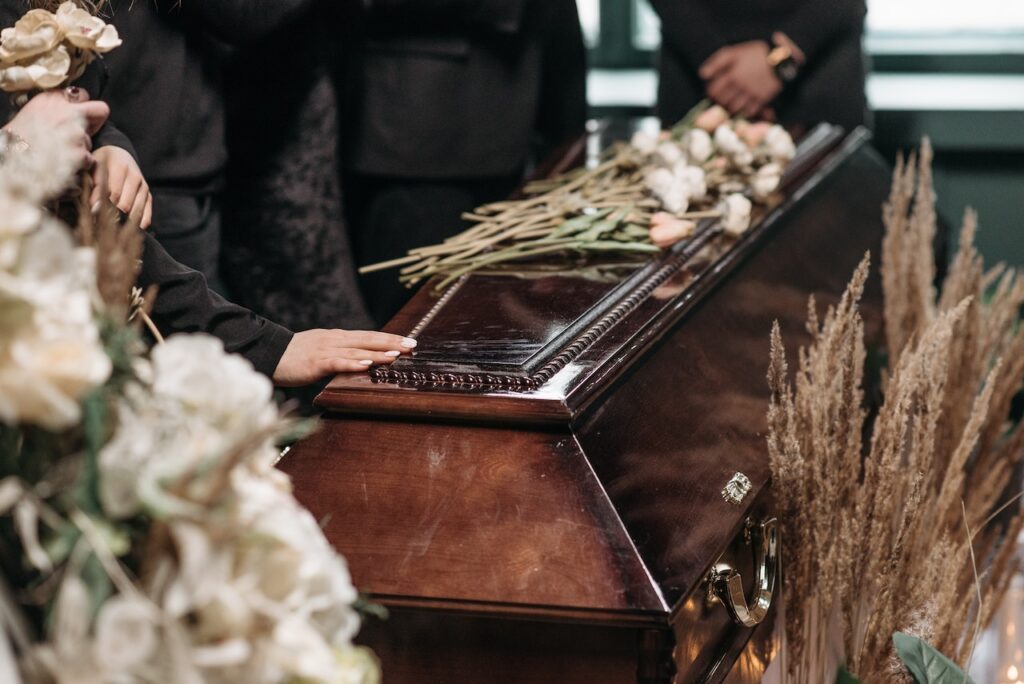 Tak niektóre zakłady pogrzebowe żerują na rodzinach w żałobie