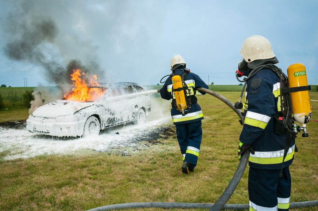 Pożar samochodu – czy ubezpieczenie pokryje straty kierowcy wynikające z pożaru auta?