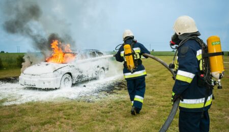 Pożar samochodu – czy ubezpieczenie pokryje straty kierowcy wynikające z pożaru auta?