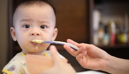 Narzucanie dziecku rygorystycznej diety czy zmuszanie do jedzenia może stanowić przestępstwo