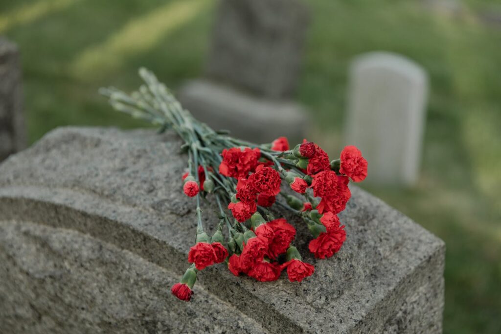 Czasem nie wiadomo, gdzie znajduje się grób konkretnej osoby. Jak znaleźć zmarłego na cmentarzu?