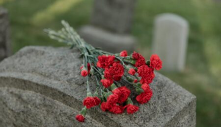 Czasem nie wiadomo, gdzie znajduje się grób konkretnej osoby. Jak znaleźć zmarłego na cmentarzu?