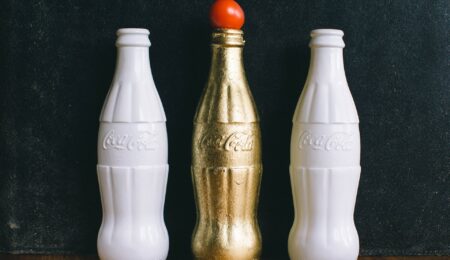 Coca-Cola mówi, że ma butelki „w 100 proc. z recyklingu”. Problem w tym, że nie ma