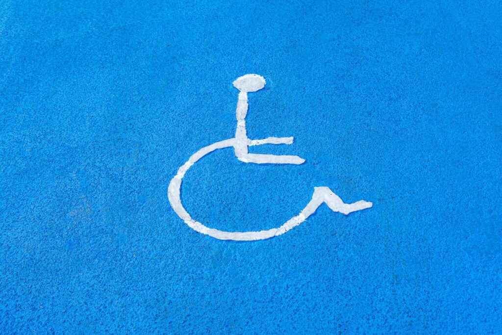 Miejsca parkingowe dla niepełnosprawnych generują nowych niepełnosprawnych