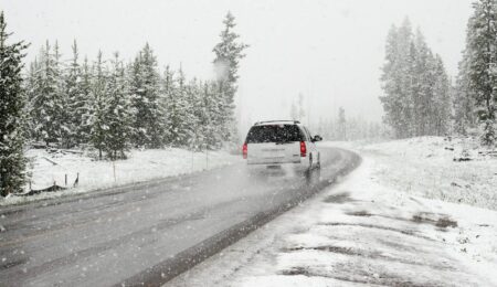 Jazda z zaśnieżonym lub zmrożonym samochodem to katastrofa na drodze i wysoki mandat w portfelu