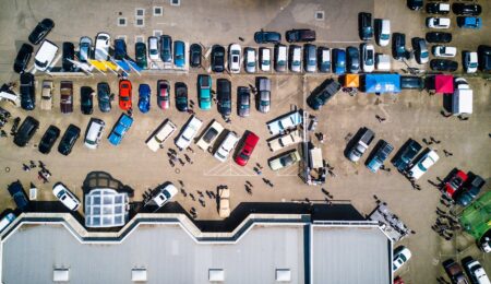 Kary za parkowanie przed Biedronkami i Lidlami wciąż straszą klientów. Musi interweniować UOKiK