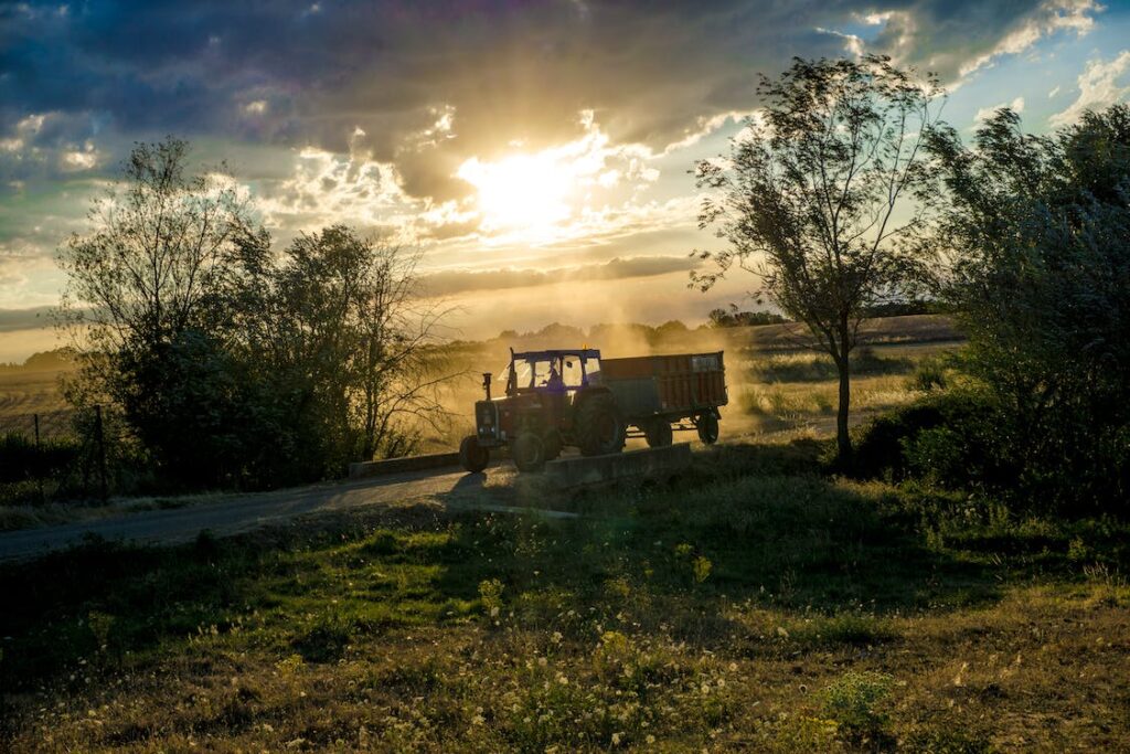 Już niedługo rolnik w nocy na swojej wsi będzie mógł legalnie jeździć traktorem ile dusza zapragnie