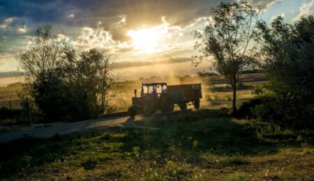 Już niedługo rolnik w nocy na swojej wsi będzie mógł legalnie jeździć traktorem ile dusza zapragnie