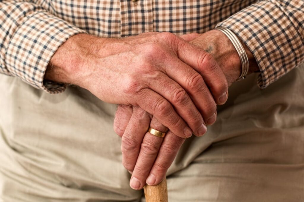 Duża część osób po 75. roku życia nie otrzyma bonu senioralnego. Ministerstwo zapowiada konsultacje w tej sprawie