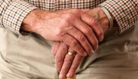 Duża część osób po 75. roku życia nie otrzyma bonu senioralnego. Ministerstwo zapowiada konsultacje w tej sprawie