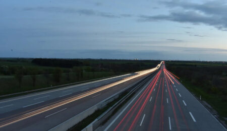 Dopuszczalna prędkość na autostradach może być obniżona. Takich zmian chce Bank Światowy