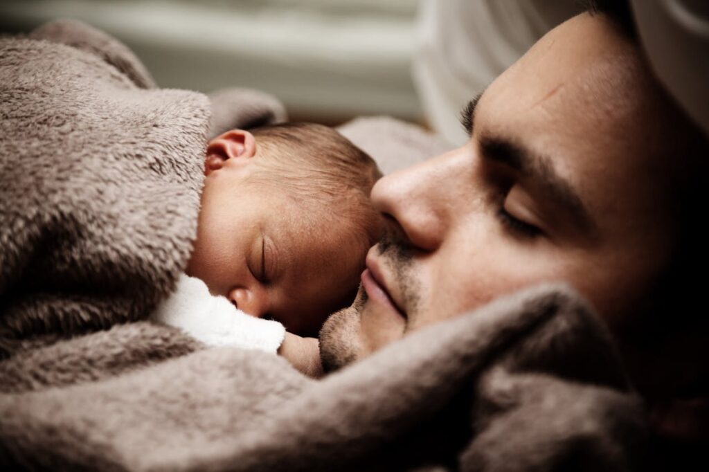Fikcyjne dane w rubryce „ojciec” w akcie urodzenia. RPO chce rozwiązać ten problem