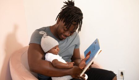 Mimo zmiany przepisów z urlopu rodzicielskiego korzysta tylko 7 proc. ojców. I większość z nich wybiera krótkie urlopy
