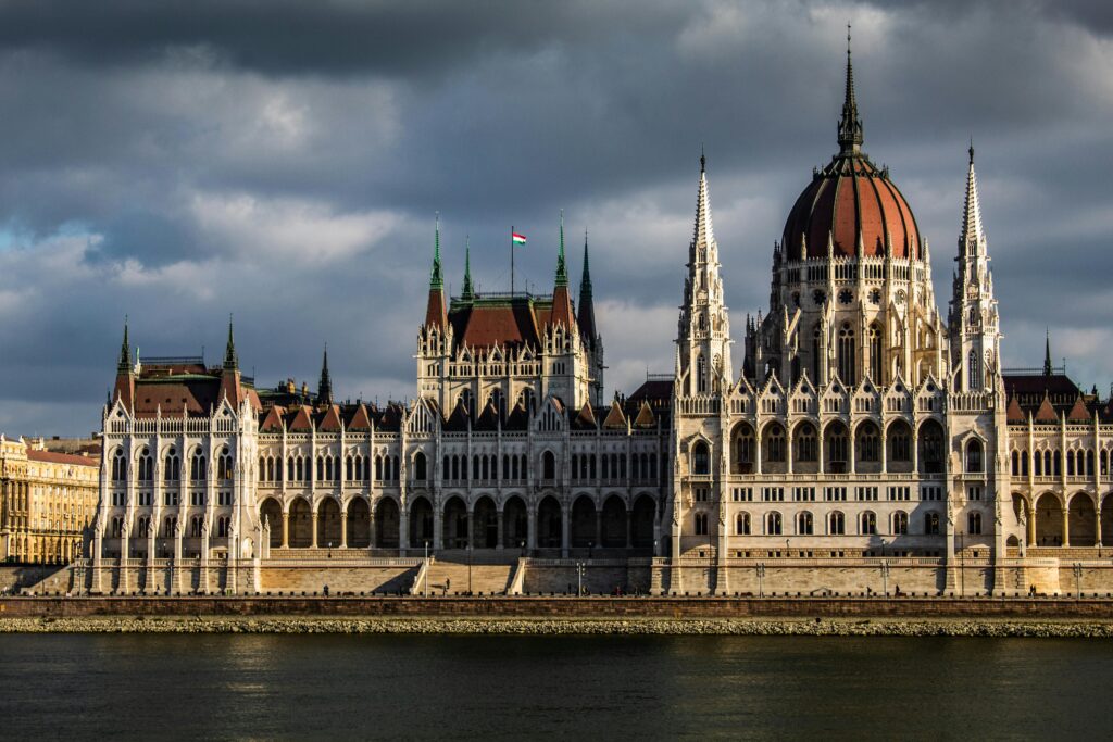 O Węgrzech pod rządami Viktora Orbana powiedziano już dużo, ale mniej mówi się o dziwnej polityce gospodarczej tego kraju