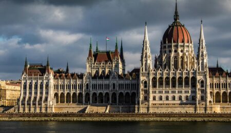 O Węgrzech pod rządami Viktora Orbana powiedziano już dużo, ale mniej mówi się o dziwnej polityce gospodarczej tego kraju
