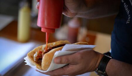 Ketchup w plastikowym opakowaniu może niedługo zniknąć. To dalsza część walki UE z nadmiarem plastiku