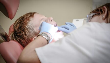 Na wizycie u dentysty można sporo zaoszczędzić. Wystarczy krótka podróż