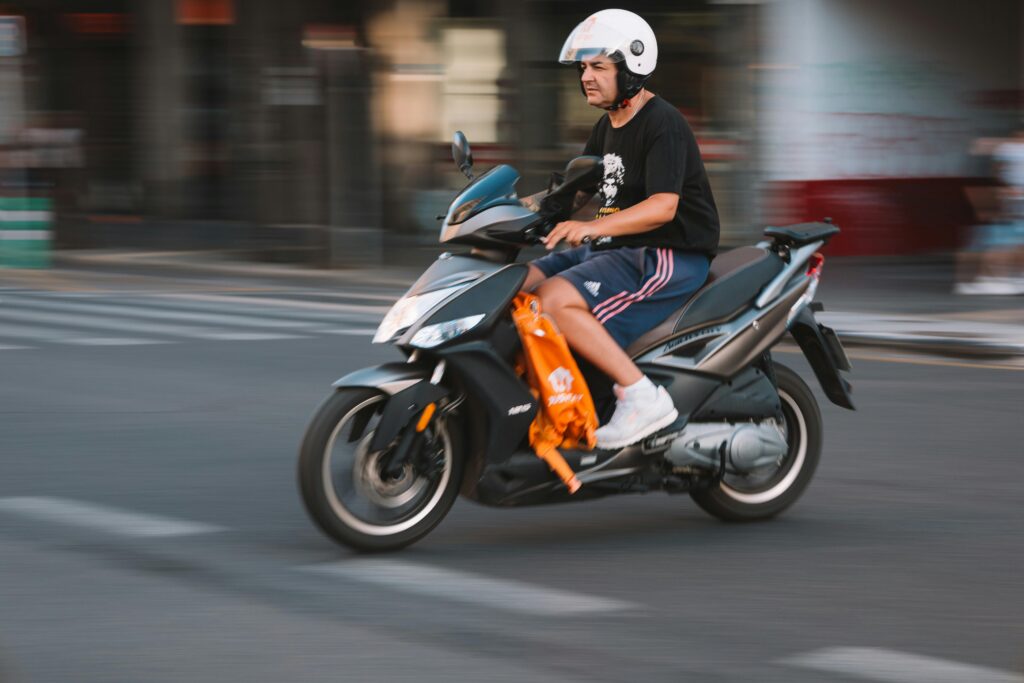 Jazda odblokowanym skuterem to nie jest dobry pomysł. Mandat w takiej sytuacji to nie wszystko