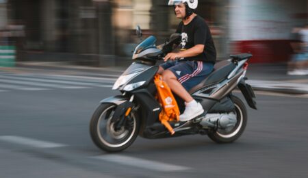 Jazda odblokowanym skuterem to nie jest dobry pomysł. Mandat w takiej sytuacji to nie wszystko