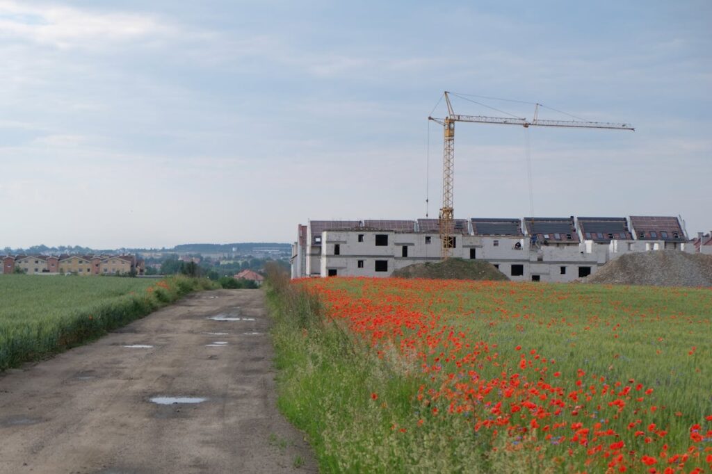 Budowa na niektórych gruntach rolnych ma być prostsza. Rządzący mają mieć plan na zwiększenie podaży nieruchomości