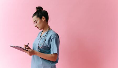 Zarobki absolwentów pielęgniarstwa i zarządzania często nie odstają tak mocno od zarobków informatyków