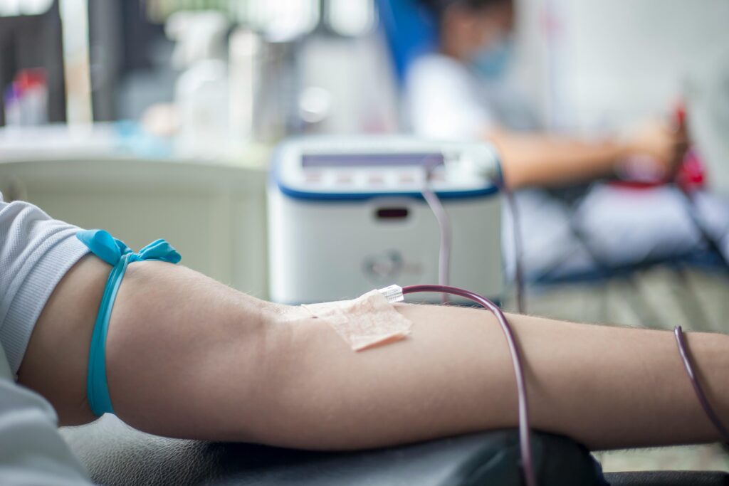 Pracodawcy zbyt często utrudniają pracownikom oddawanie krwi. Ale problem leży też po stronie punktów poboru krwi