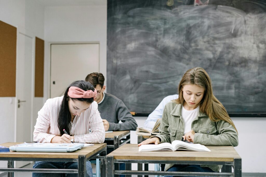 Studia w całości zdalne są niezgodne z prawem, a student musi pojawiać się na uczelni