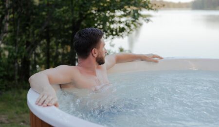 Jacuzzi pod płotem sąsiada – sąsiedzki konflikt w Giżycku trafił na sądową salę