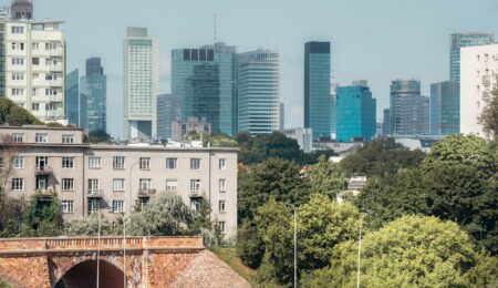 To jest dziwny kryzys. Z jednej strony nikt nie chce kupować mieszkań, a z drugiej dalej są drogie