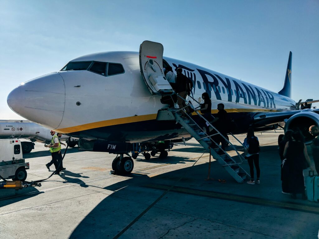 Ryanair w trosce o bezpieczeństwo pasażerów nie wziął ich bagaży. Przewoźnik skomentował sytuację