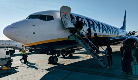 Ryanair w trosce o bezpieczeństwo pasażerów nie wziął ich bagaży. Przewoźnik skomentował sytuację