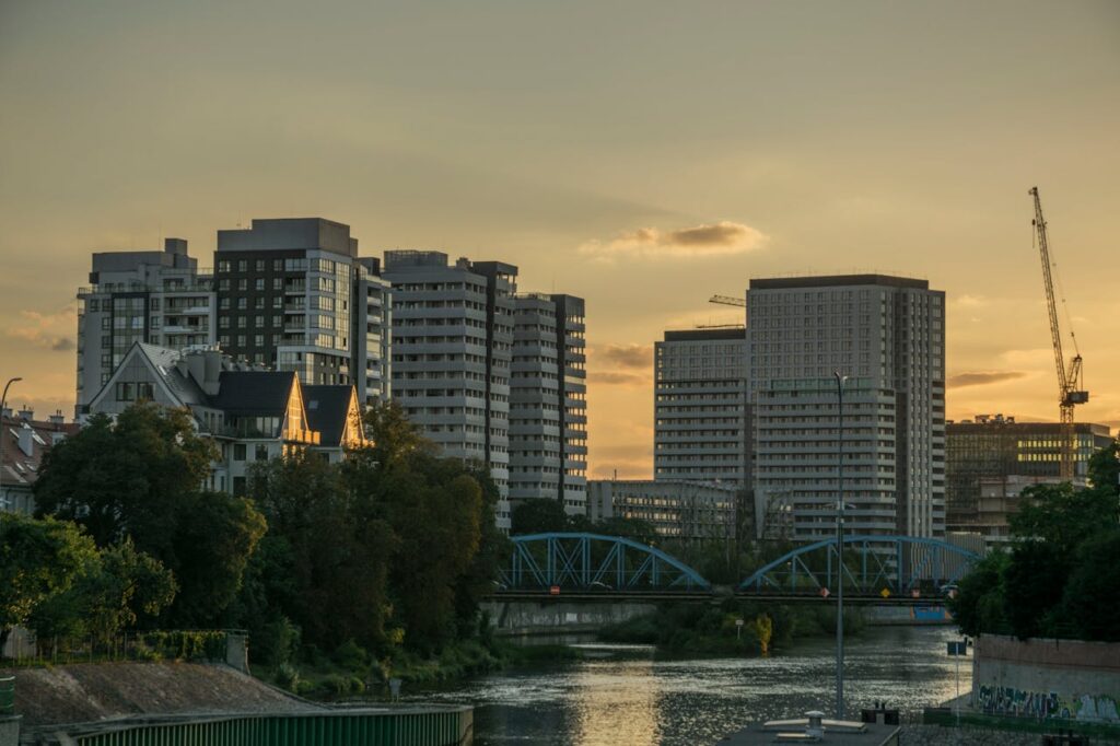 Te mieszkania to w końcu tanieją czy drożeją? Ekspert posprawdzał liczby