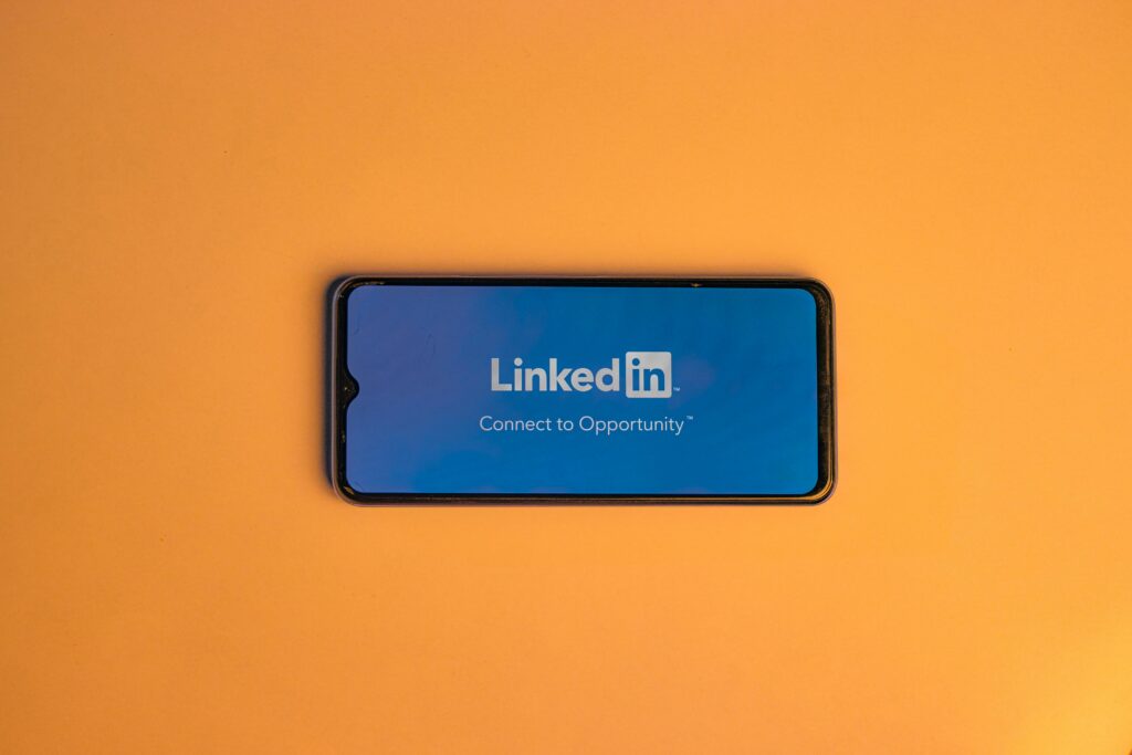 LinkedIn trenuje sztuczną inteligencję na naszych danych. Gdyby nie UE, to twój ostatni awans zjadłaby korporacja