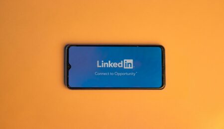 LinkedIn trenuje sztuczną inteligencję na naszych danych. Gdyby nie UE, to twój ostatni awans zjadłaby korporacja