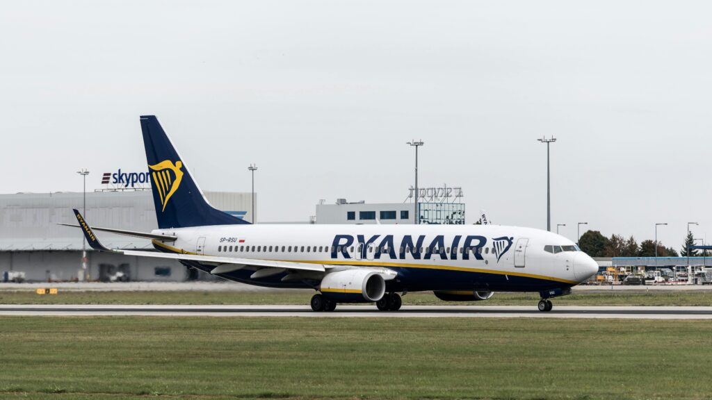 Ryanair bezlitosny w sprawie bagażu podręcznego za dużego o 1 cm. Twoje rzeczy zostają na lotnisku lub się gniotą