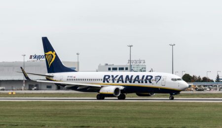 Ryanair bezlitosny w sprawie bagażu podręcznego za dużego o 1 cm. Twoje rzeczy zostają na lotnisku lub się gniotą